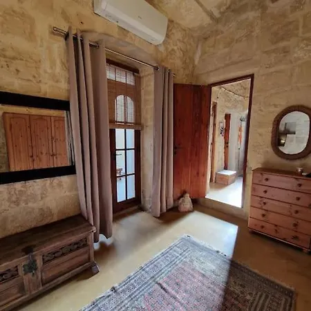 Cozy 1 Bedroom House In Iz-zejtun *